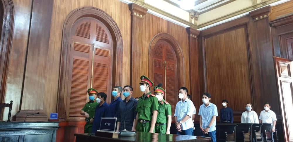 Các bị cáo tại phiên xử. Ảnh: HOÀNG YẾN