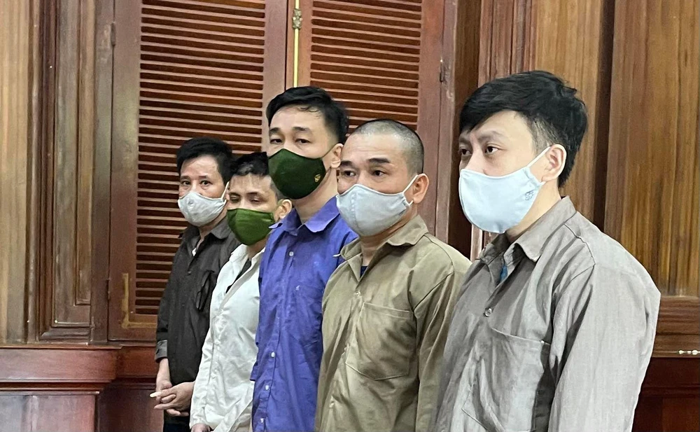 Năm bị cáo tại phiên xử. Ảnh: H.YẾN