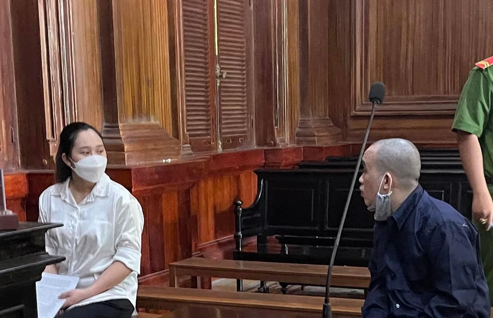 Bị cáo Kiên hỏi thăm vợ trong khi HĐXX nghị án do hiện Hương đang được tại ngoại nuôi con nhỏ. Ảnh: HOÀNG YẾN
