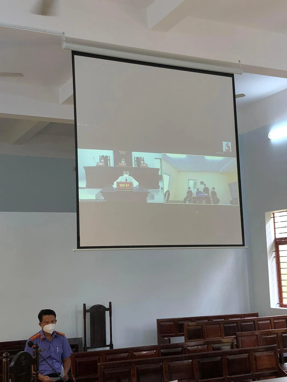 Màn chiếu lớn phục vụ cho công tác xét xử trực tuyến. Ảnh: TACC