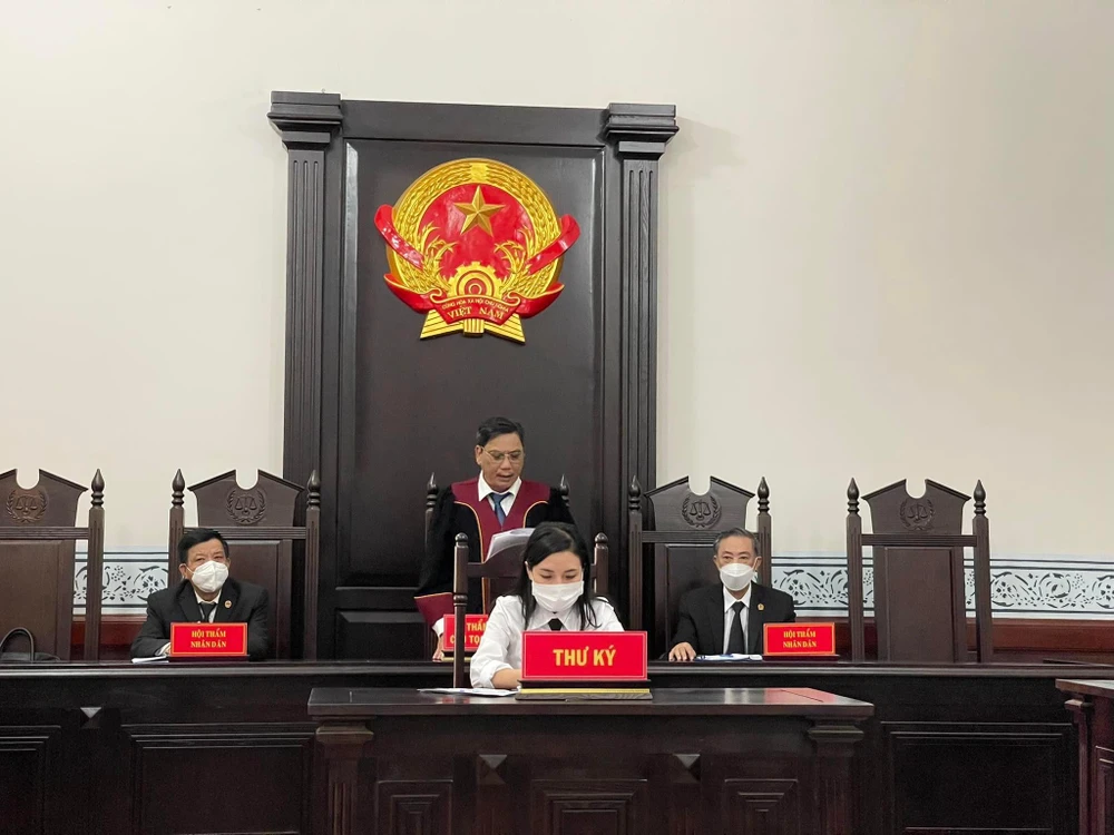 HĐXX tuyên án với chủ toạ là thẩm phán Phùng Văn Hải, Phó Chánh án TAND TP.HCM khi thụ lý vụ án này lúc đó ông là Chánh tòa Dân sự TAND TP.HCM. Ảnh: HOÀNG YẾN