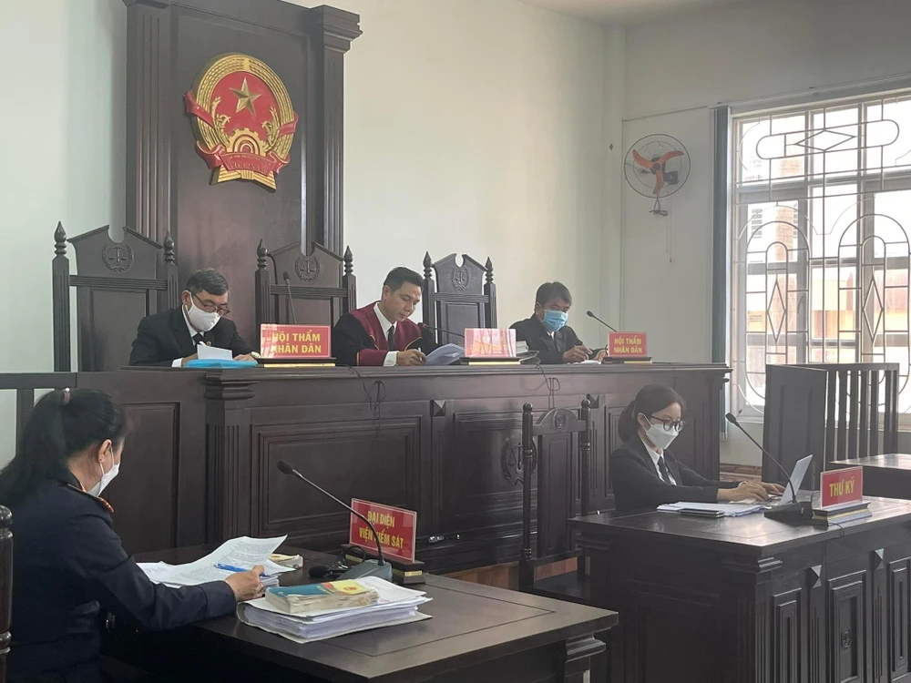 HĐXX 2 vụ án trực tuyến đầu tiên tại TAND quận 7. Ảnh: HOÀNG YẾN