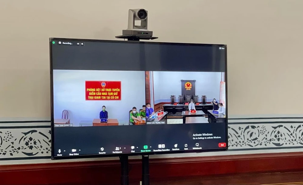 Công tác kiểm tra chuẩn bị hai đầu cầu trước giờ xét xử vụ án. Ảnh: HOÀNG YẾN Công tác kiểm tra chuẩn bị hai đầu cầu trước giờ xét xử vụ án. Ảnh: HOÀNG YẾN