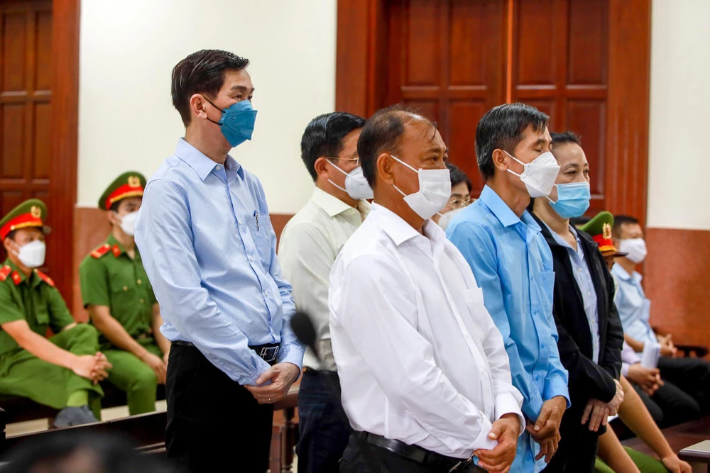 Các bị cáo nghe đại diện VKS phát biểu quan điểm. Ảnh: N.NHi