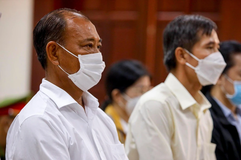 Bị cáo Lê Tấn Hùng được giảm một năm tù như ông Trần Vĩnh Tuyến. Ảnh: N.NHI