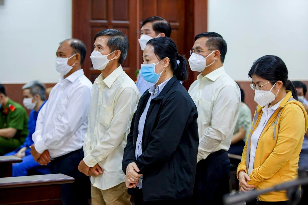 Các bị cáo nghe HĐXX tuyên án. Ảnh: NGUYỆT NHI