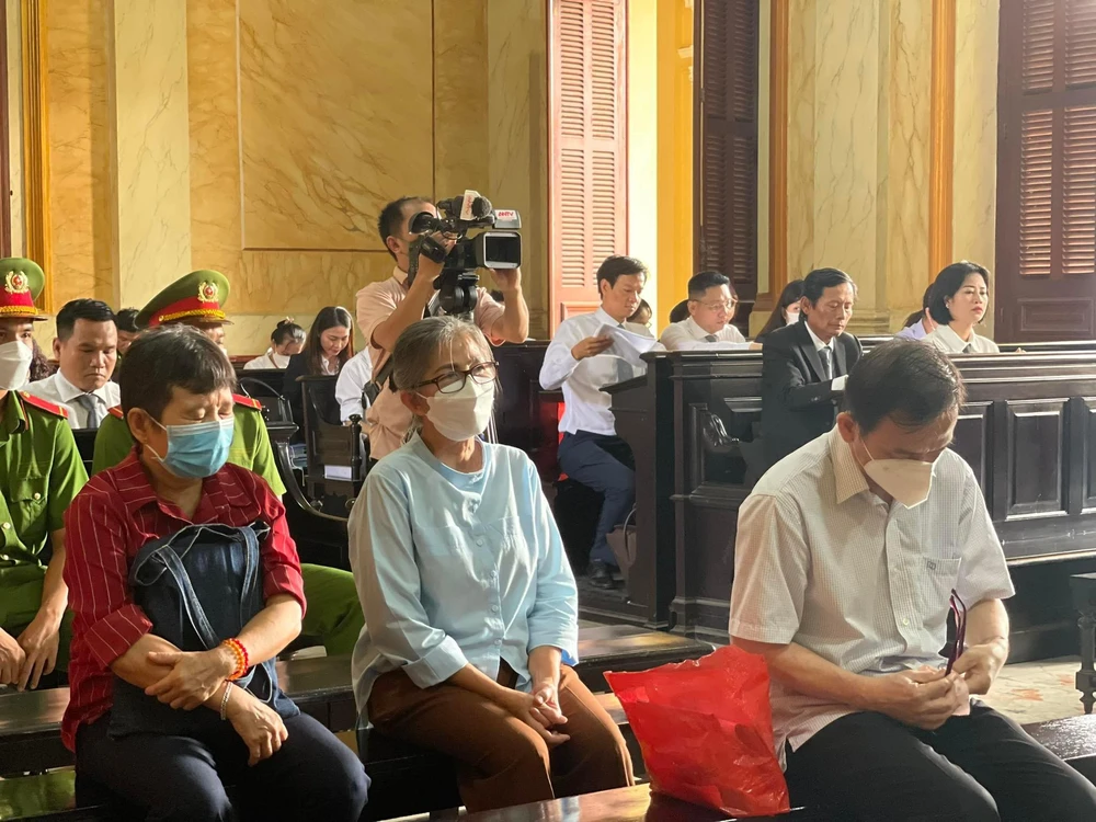 Ba bị cáo trước giờ HĐXX bắt đầu phiên xử. Ảnh: HOÀNG YẾN Ba bị cáo trước giờ HĐXX bắt đầu phiên xử. Ảnh: HOÀNG YẾN