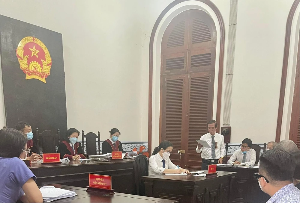 Luật sư đang tranh luận tại toà. Ảnh: H.YẾN