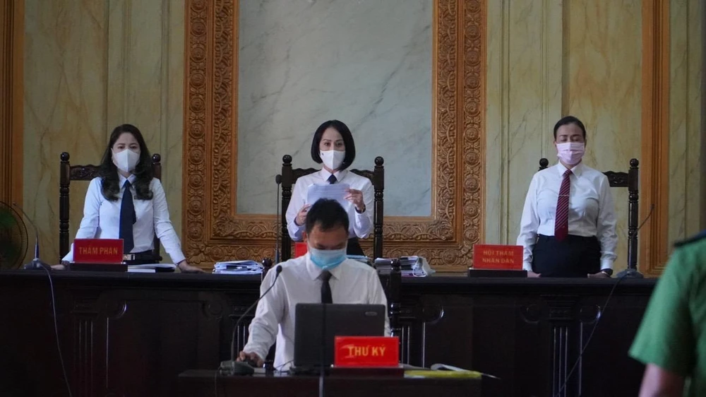 Giữa tháng 12-2021, TAND TP.HCM mở phiên xử và quyết định trả hồ sơ điều tra bổ sung làm rõ bảy vấn đề. Ảnh: H.YẾN