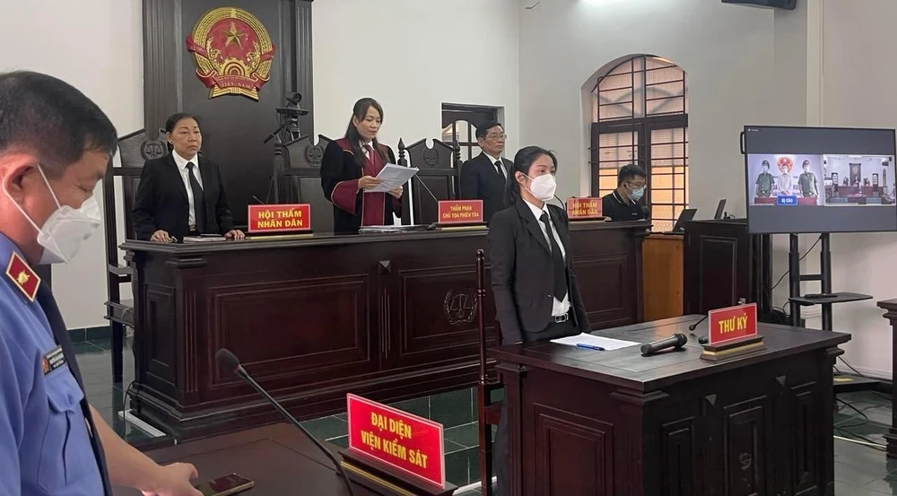 Chủ toạ đọc quyết định đưa vụ án trực tuyến đầu tiên ra xét xử. Ảnh: H.YẾN