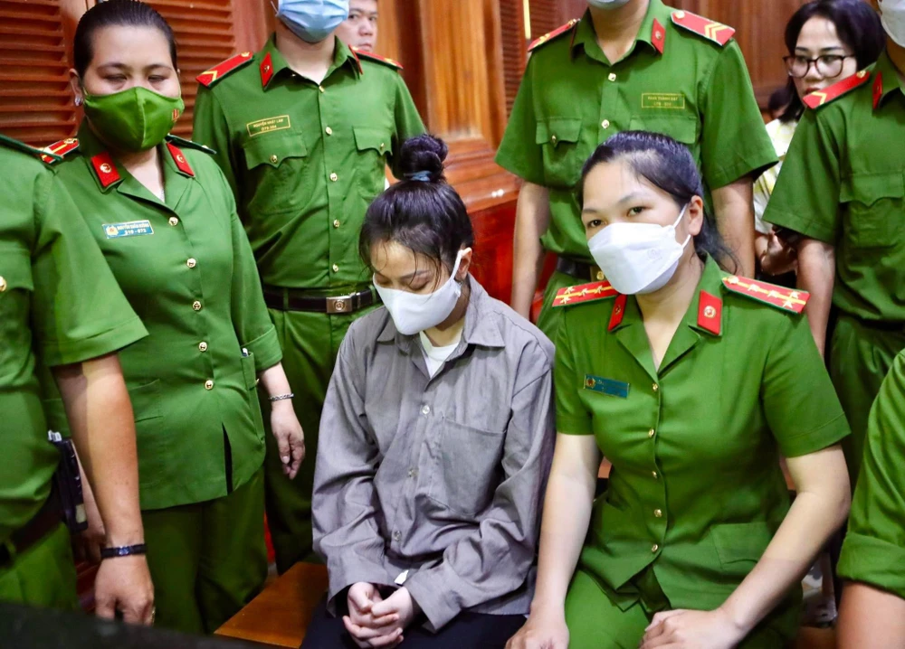 Bị cáo Trang nhiều câu hỏi không trả lời được, không lý giải được hành vi tàn nhẫn của mình. Ảnh: N.NHI Bị cáo Trang nhiều câu hỏi không trả lời được, không lý giải được hành vi tàn nhẫn của mình. Ảnh: N.NHI