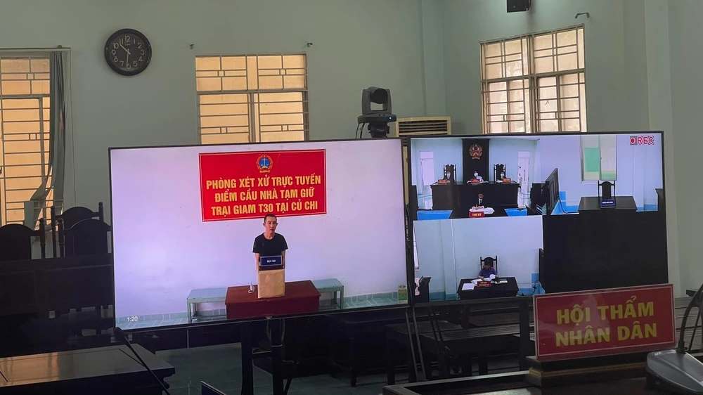 Bị cáo tại đầu cầu thành phần qua màn hình trực tuyến. Ảnh: H.YẾN