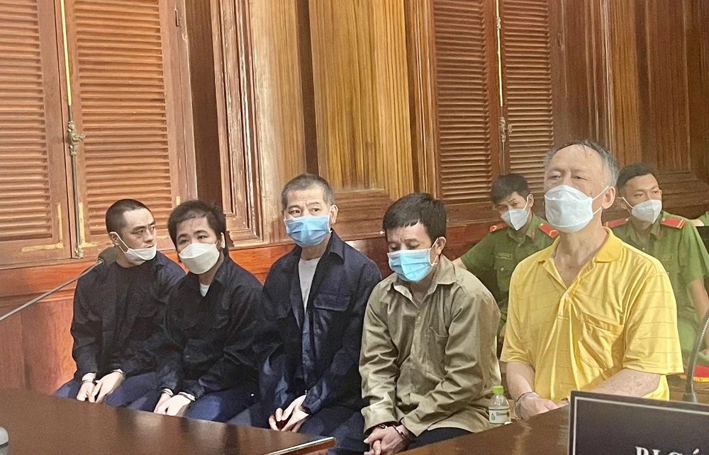 5 bị cáo tại phiên xử ngày 27-7. Ảnh: H.YẾN