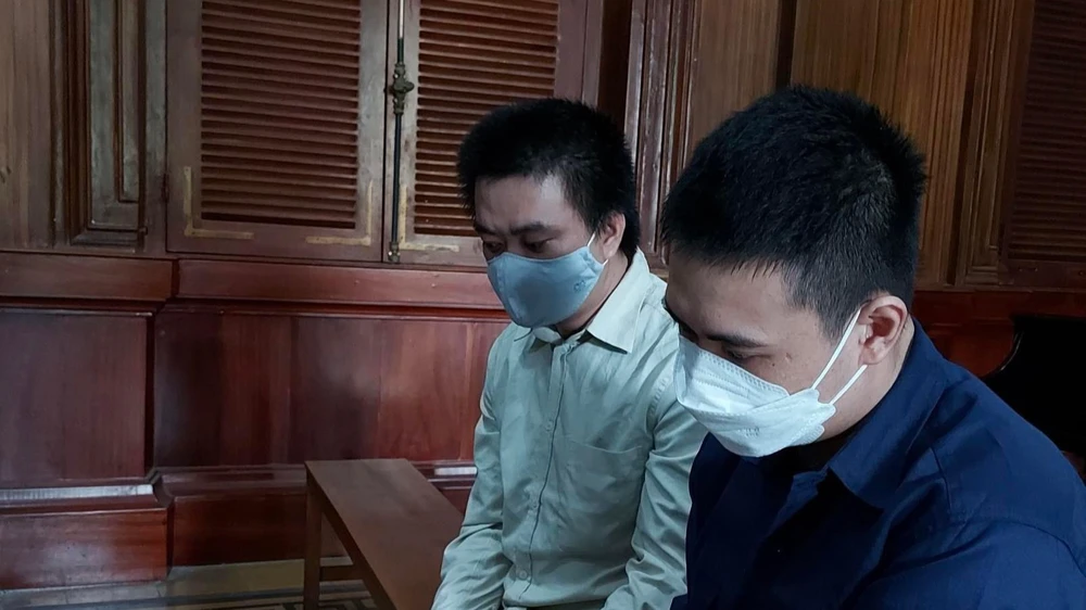 Hai bị cáo tại tòa trong lúc HĐXX nghị án. Ảnh: H.YẾN