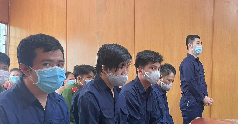 Các bị cáo tại phiên xử. Ảnh: H.YẾN