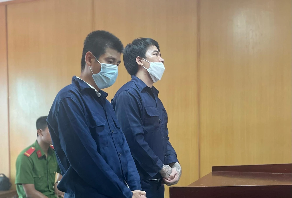 Hai bị cáo đang nghe HĐXX tuyên án. Ảnh: H.YẾN Hai bị cáo đang nghe HĐXX tuyên án. Ảnh: H.YẾN