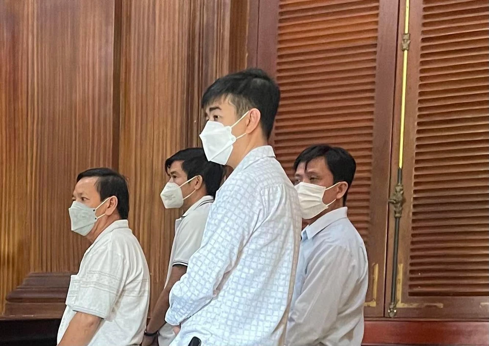 Bốn bị cáo có mặt tại phiên xử hôm nay được HĐXX cho hưởng án treo. Ảnh: H.YẾN Bốn bị cáo có mặt tại phiên xử hôm nay được HĐXX cho hưởng án treo. Ảnh: H.YẾN