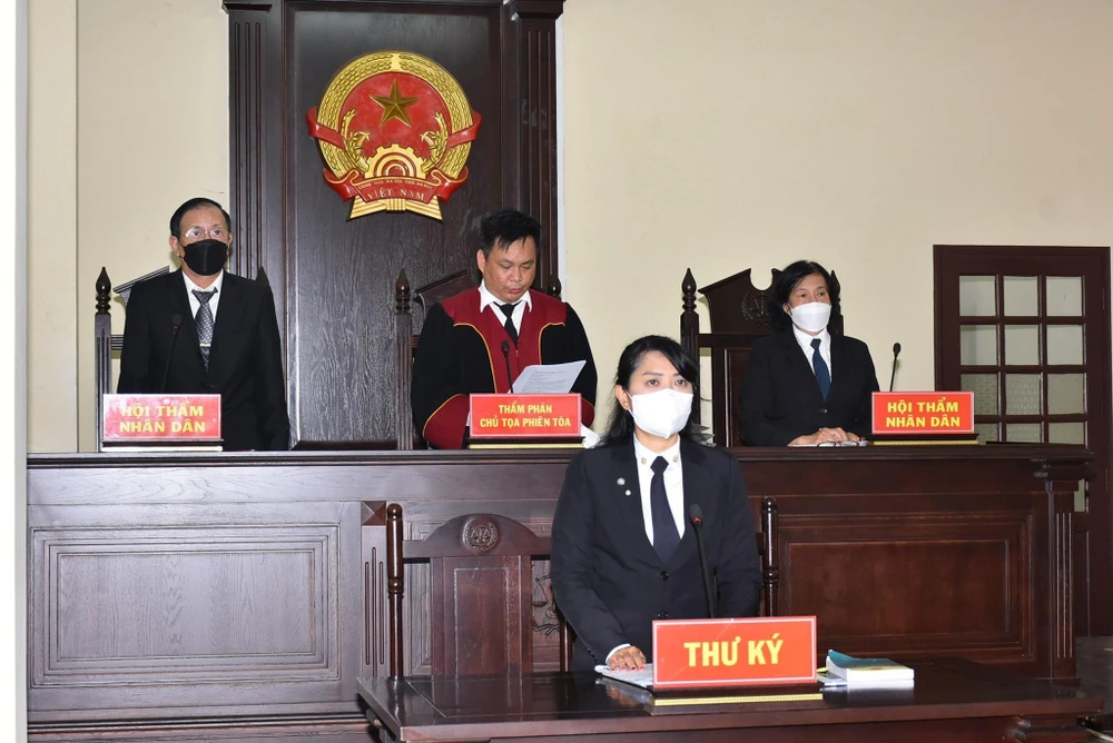 Trong một ngày, HĐXX tiến hành xét xử 6 vụ án hình sự, giảm tải được lượng công việc lớn của các cơ quan tố tụng. Ảnh: H.YẾN