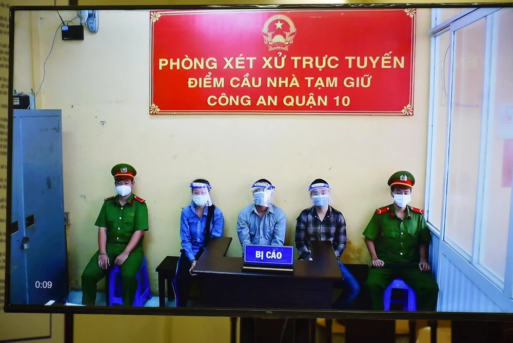 Điểm cầu thành phần là phòng xét xử trực tuyến tại Nhà tạm giữ quận 10. Ảnh: H.YẾN