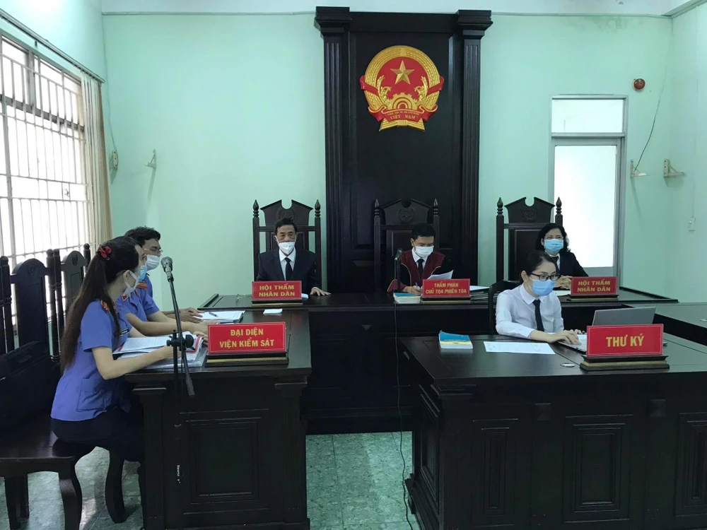 Điểm cầu trung tâm tại phòng xử TAND quận 11. Ảnh: H.YẾN