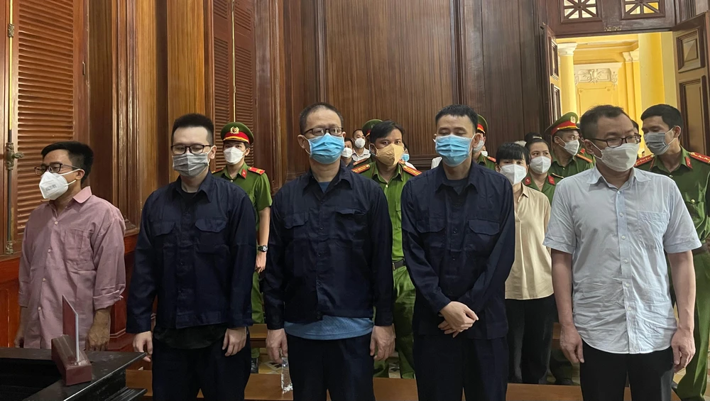 Các bị cáo tại phiên xử. Ảnh: HOÀNG YẾN