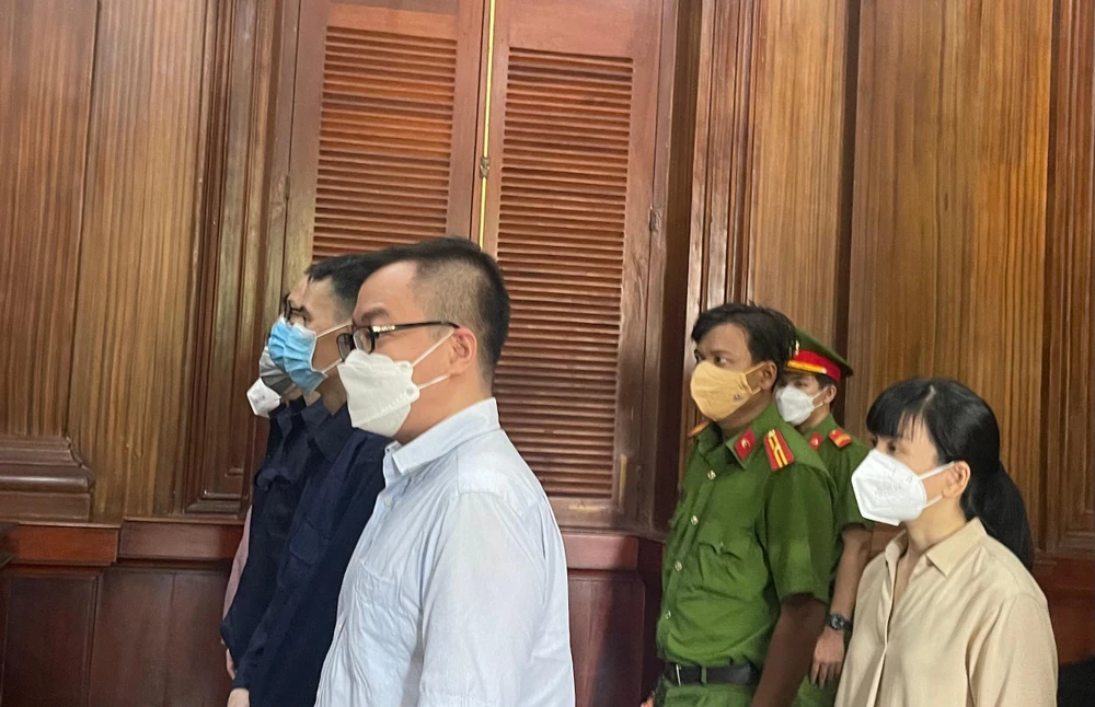 Các bị cáo nghe HĐXX tuyên án. Ảnh: H.YẾN