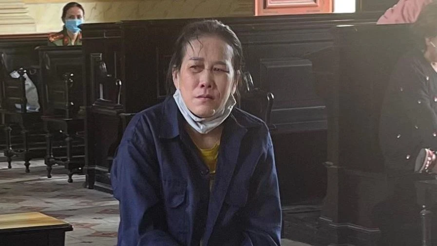 Bị cáo Oanh trước khi HĐXX mở phiên xử. Ảnh: H.YẾN