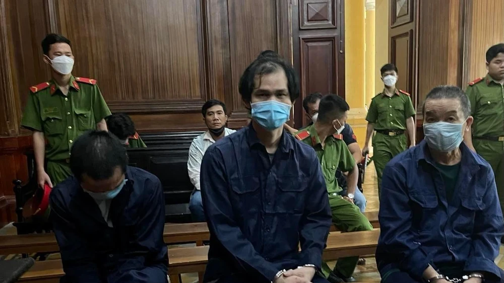 Bị cáo Hiệp (giữa) cùng hai đồng phạm lúc chờ HĐXX nghị án. Ảnh: H.YẾN