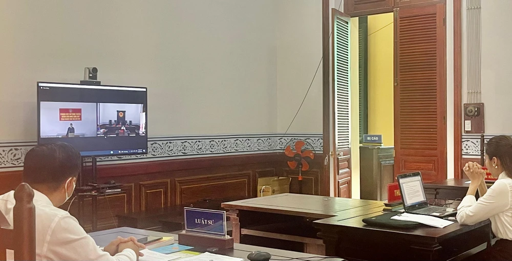 Phiên xử theo hình thức trực tuyến với điểm cầu trung tâm đặt tại phòng A5 TAND TP.HCM. Ảnh: H.YẾN
