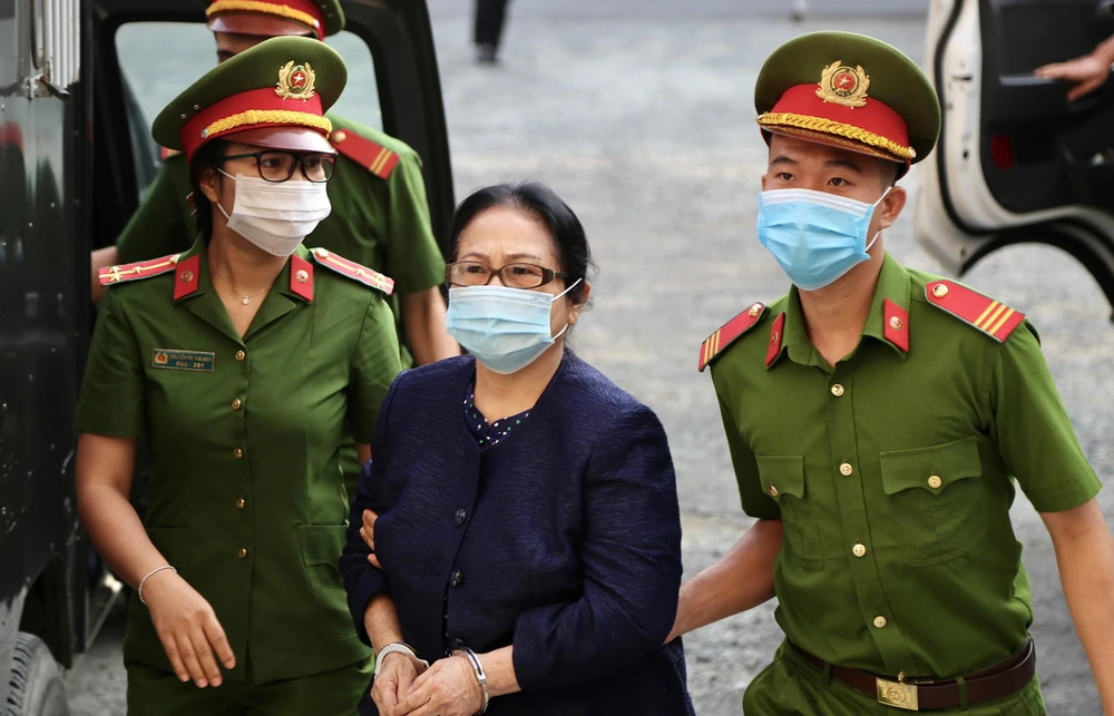 Bị cáo Dương Thị Bạch Diệp đến nay đã 73 tuổi và kêu oan lừa đảo. Ảnh: T.GIANG Bị cáo Dương Thị Bạch Diệp đến nay đã 73 tuổi và kêu oan lừa đảo. Ảnh: T.GIANG