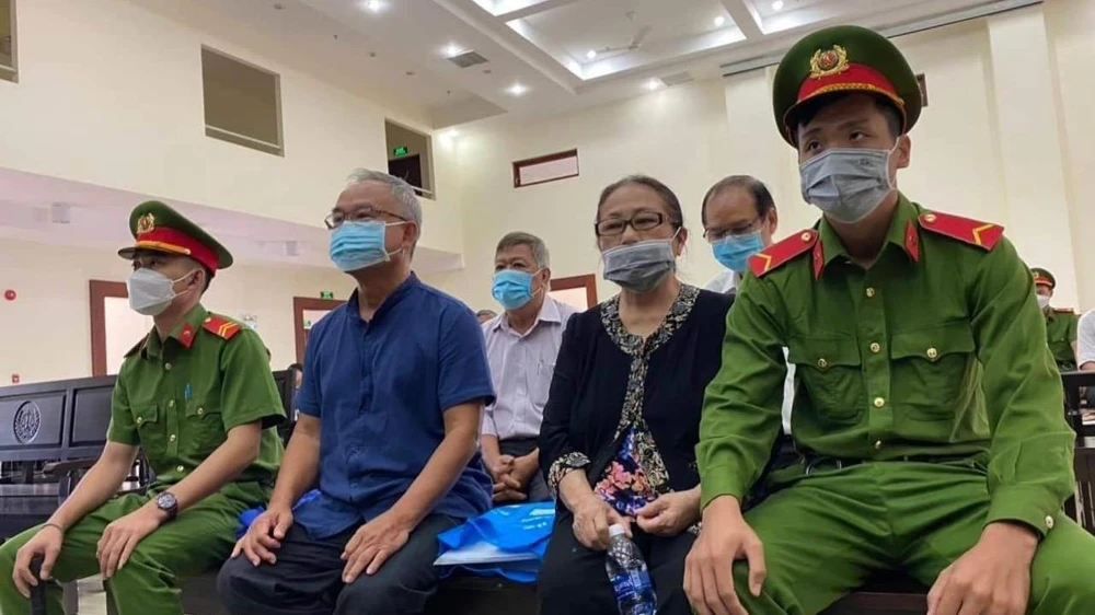 Hai bị cáo Tài và Diệp ngồi hàng đầu được cảnh sát dẫn giải đến phiên toà. Ảnh: H.YẾN Hai bị cáo Tài và Diệp ngồi hàng đầu được cảnh sát dẫn giải đến phiên toà. Ảnh: H.YẾN