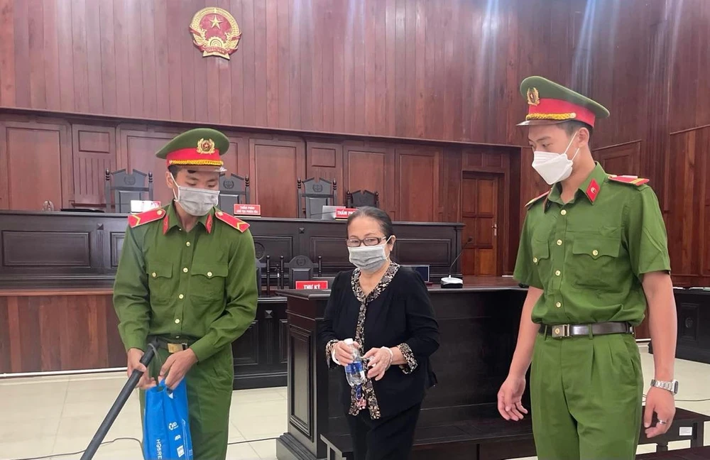 Bà Diệp và ông Nguyễn Thành Tài là hai bị cáo đang bị tạm giam được HĐXX chú trọng sức khoẻ vì lớn tuổi. Ảnh: H.YẾN