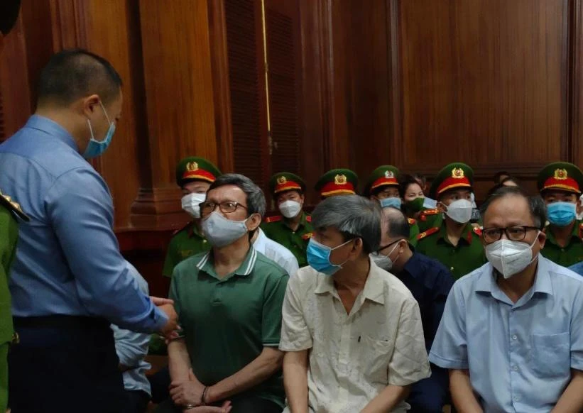 Bị cáo Trần Công Thiện trao đổi với luật sư trước khi toà xử, chuyển từ kêu oan sang nhận tội. Ảnh: H.YẾN