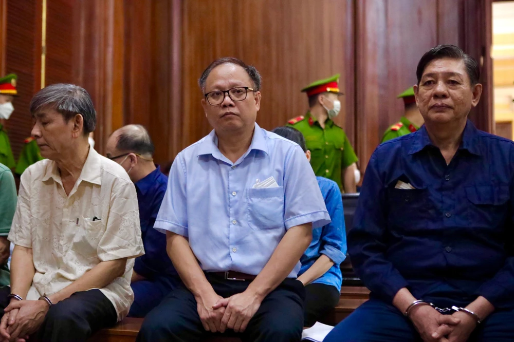 Ông Tất Thành Cang và các đồng phạm tại phiên sơ thẩm. Ảnh: H.YẾN