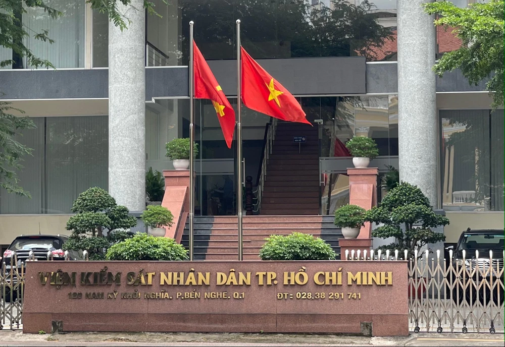 VKS truy tố bị can Nguyễn Văn Chung về tội lừa đảo chiếm đoạt tài sản. Ảnh: H.YẾN