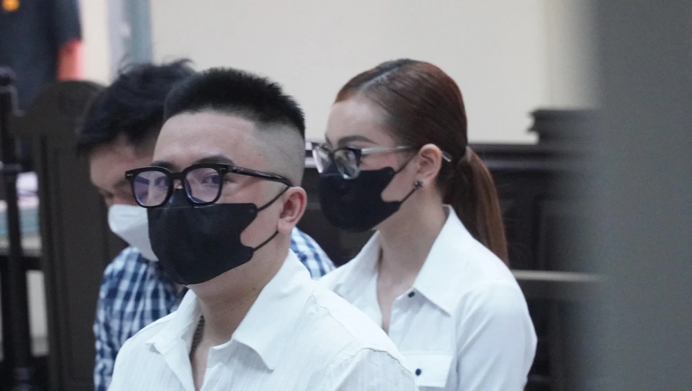 Bị cáo Trang đeo khẩu trang và có mặt tại toà khá sớm. Ảnh: H.YẾN