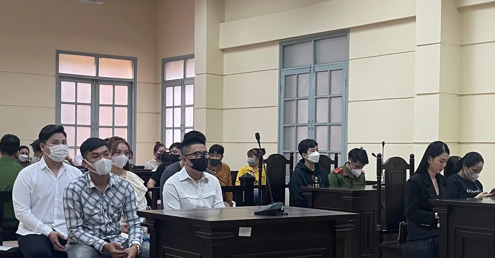 Các bị cáo và người liên quan trước khi HĐXX vào phòng xử. Ảnh: H.YẾN Các bị cáo và người liên quan trước khi HĐXX vào phòng xử. Ảnh: H.YẾN