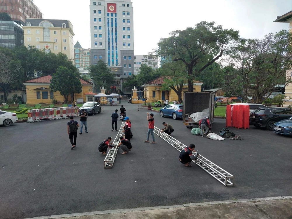 Từ sáng 24-11, công tác chuẩn bị cho phiên xử ở sân toà đã hết sức khẩn trương. Ảnh: H.YẾN