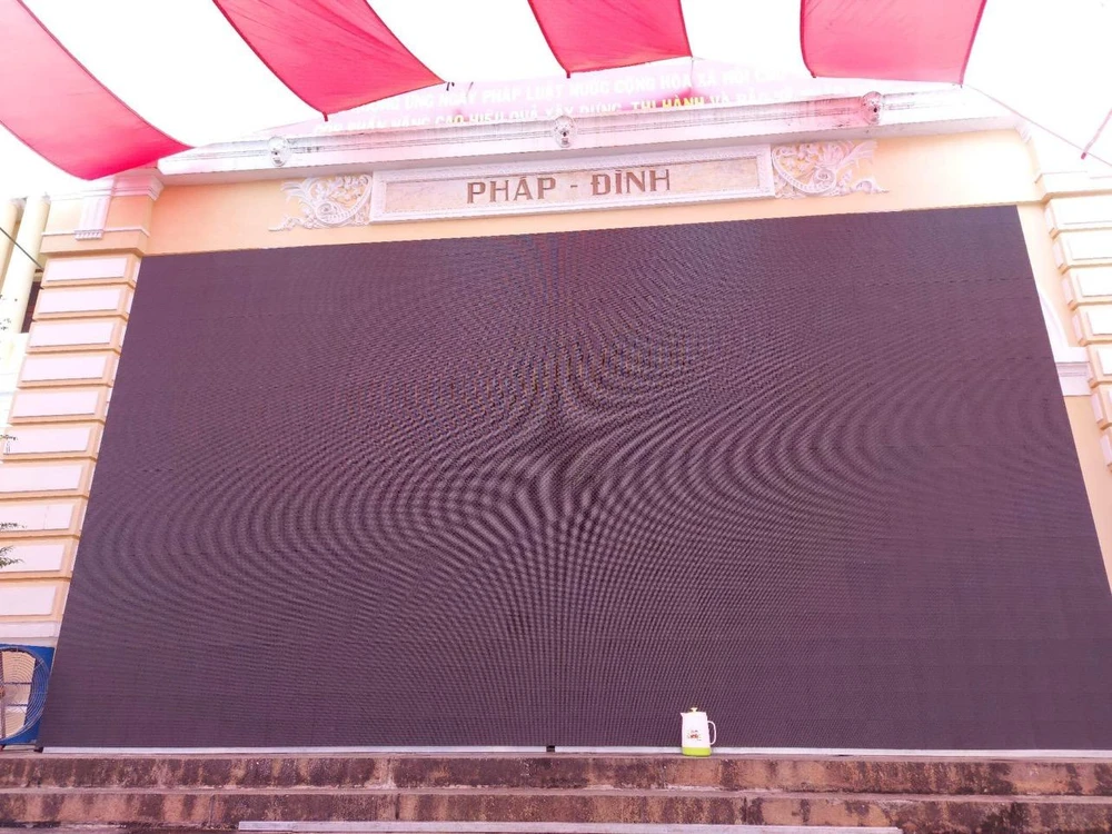 Màn hình được tòa bố trí phục vụ người dân theo dõi phiên xử. Ảnh: H.YẾN