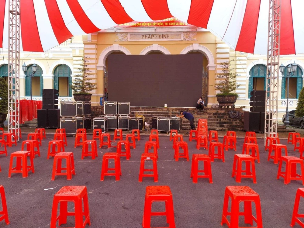 Bố trí màn hình, ghế và rạp che tại sân tòa. Ảnh: H.YẾN