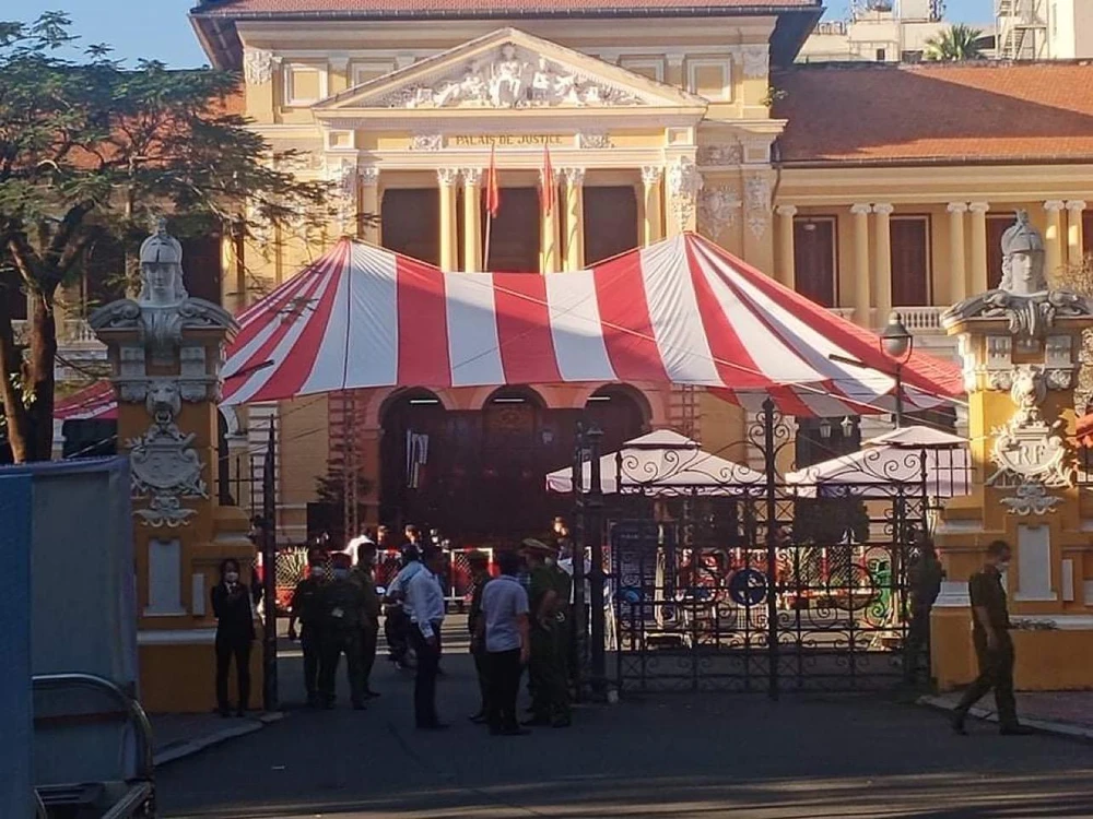 Thắt chặt an ninh phiên xử. Ảnh: H.YẾN Thắt chặt an ninh phiên xử. Ảnh: H.YẾN