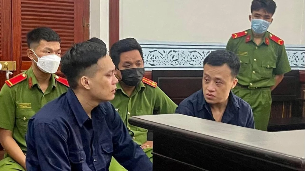 Hai bị cáo Quyết và Chung khi HĐXX nghị án. Ảnh: H.YẾN