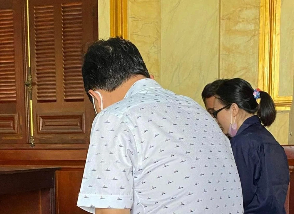 Bị cáo Tuấn tại ngoại và bị cáo Dung hiện đang bị tạm giam. Ảnh: H.YẾN