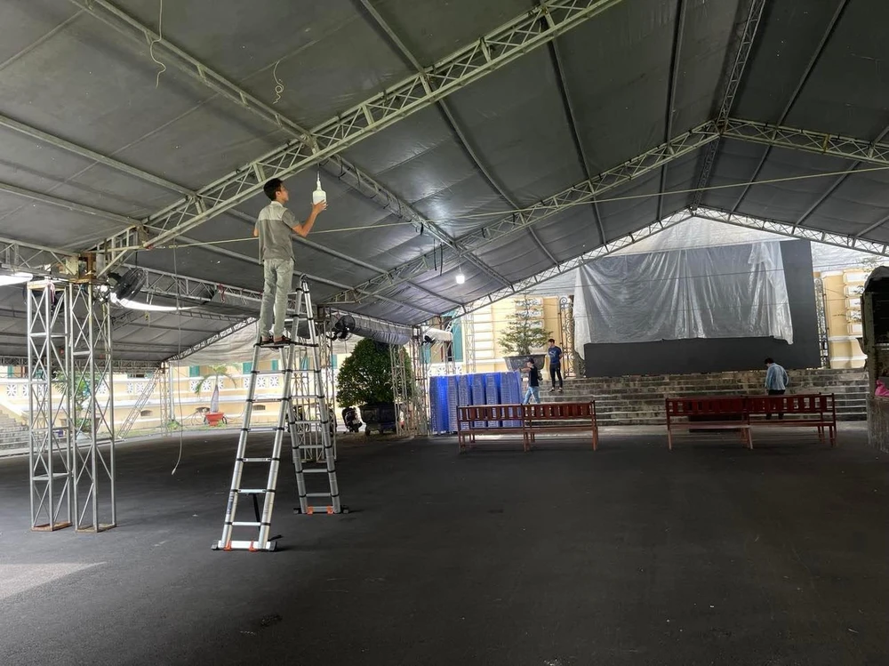 Bộ phận kỹ thuật đang tiến hành kiểm tra lại các thiết bị. Ảnh: H.YẾN