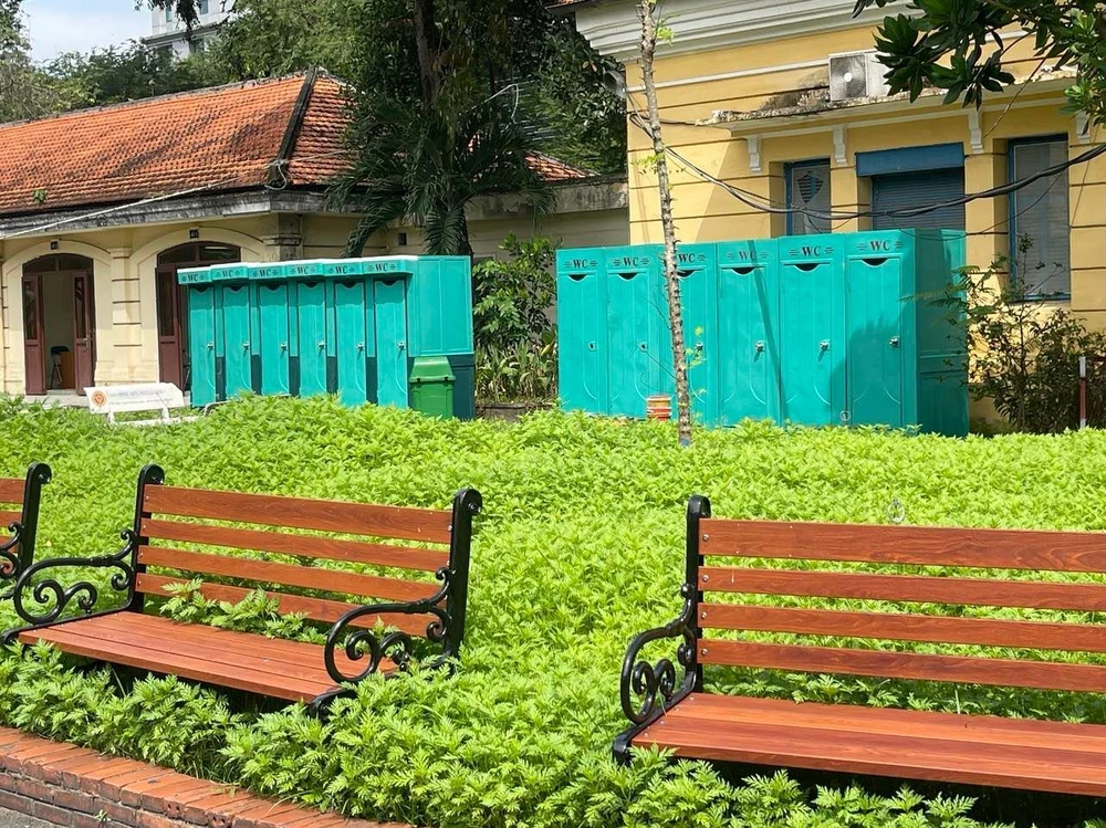 Nhiều nhà vệ sinh công cộng phục vụ người dân theo dõi tòa cũng lắp đặt xong. Ảnh: H.YẾN