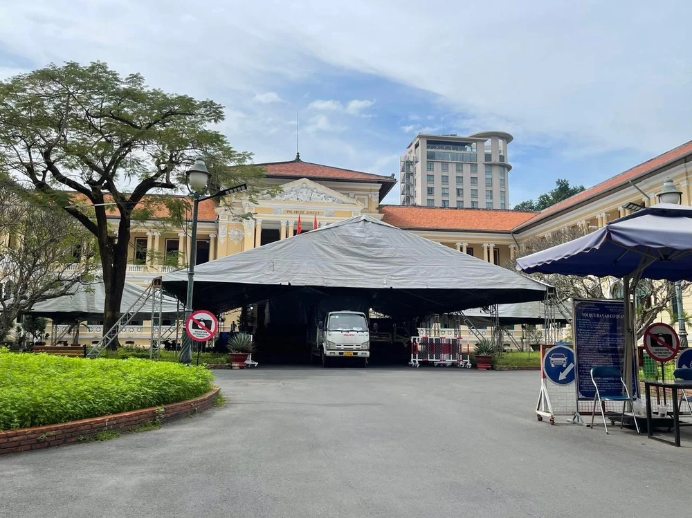 Tòa đã chuẩn bị ba nhà bạt. Một màn hình hình LED rộng hơn 28 m2 đã được lắp đặt hoàn thiện tại sân với sức chứa khoảng 2.000 người. Ảnh: H.YẾN