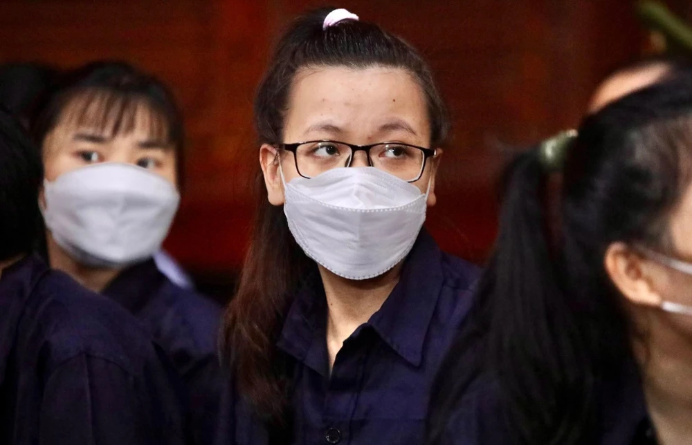 Bị cáo Nguyễn Huỳnh Tú Trinh, nhân viên đập phá xe đoàn cưỡng chế tiếp tục hầu toà vì giúp sức lừa đảo. Ảnh: NGUYỆT NHI