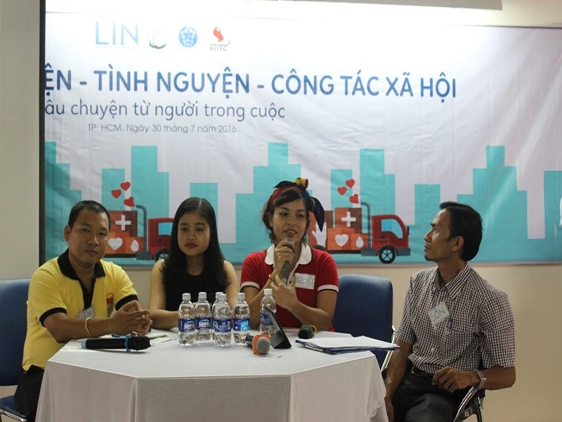 Gạo từ thiện bị cho gà ăn ảnh 1