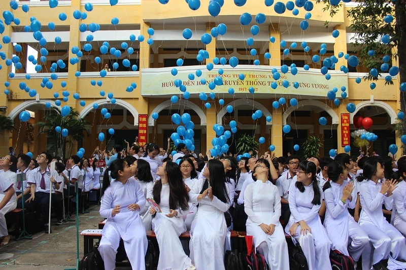 Những quả bóng bay lên trời gửi gắm những ước vọng về một thế hệ học sinh tài và đức.