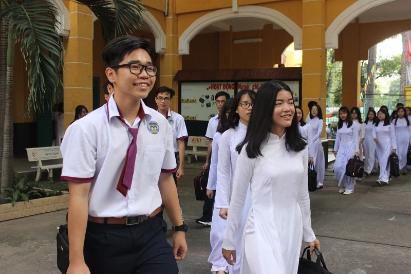 Niềm háo hức hiện rõ trên khuôn mặt các em tân học sinh.